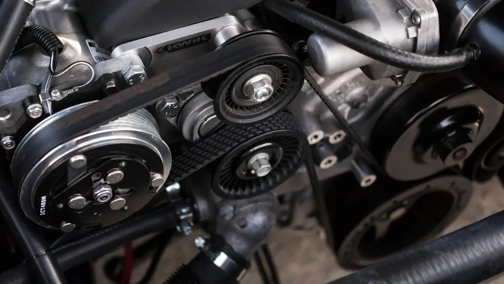 Detalhes de polias e correias de um motor