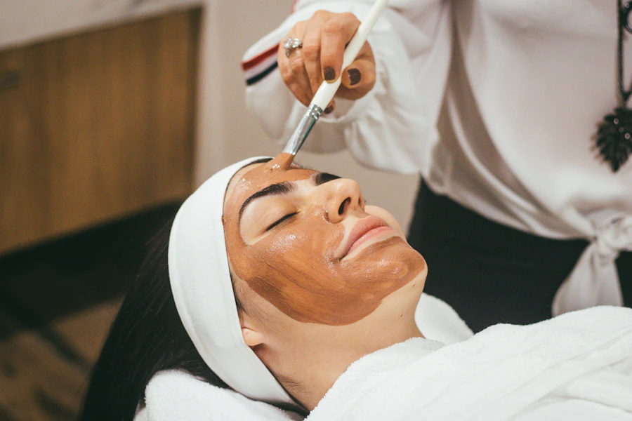 Detalhe de cuidado facial em ambiente acolhedor