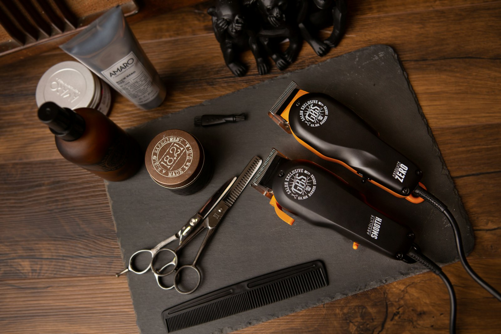 Tesouras, pentes e equipamentos de barbearia