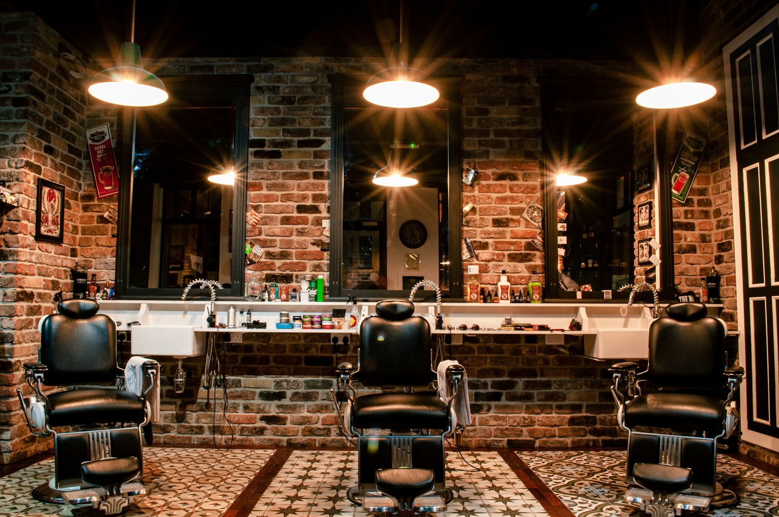 Ambiente de barbearia com bancada e cadeiras de atendimento