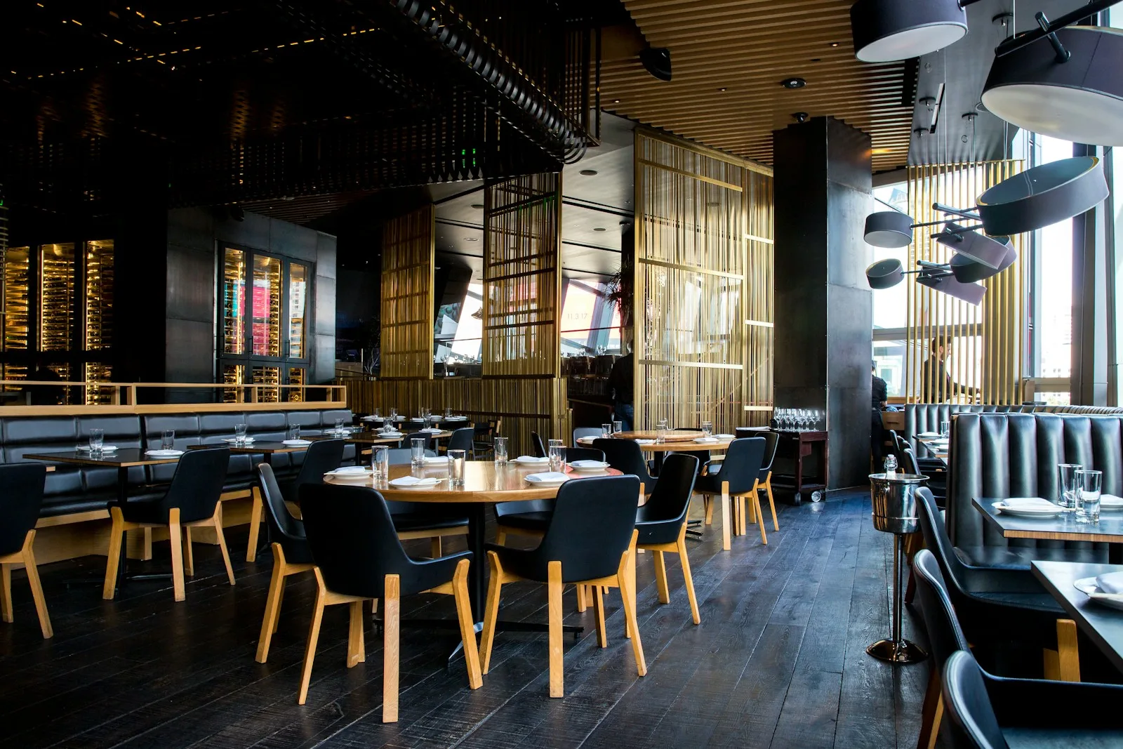 Ambiente acolhedor de restaurante com luz natural e vegetação