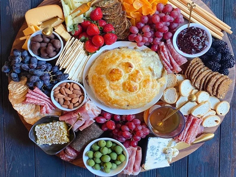 Brie assado até ficar cremoso, com compota agridoce e pão para compartilhar.