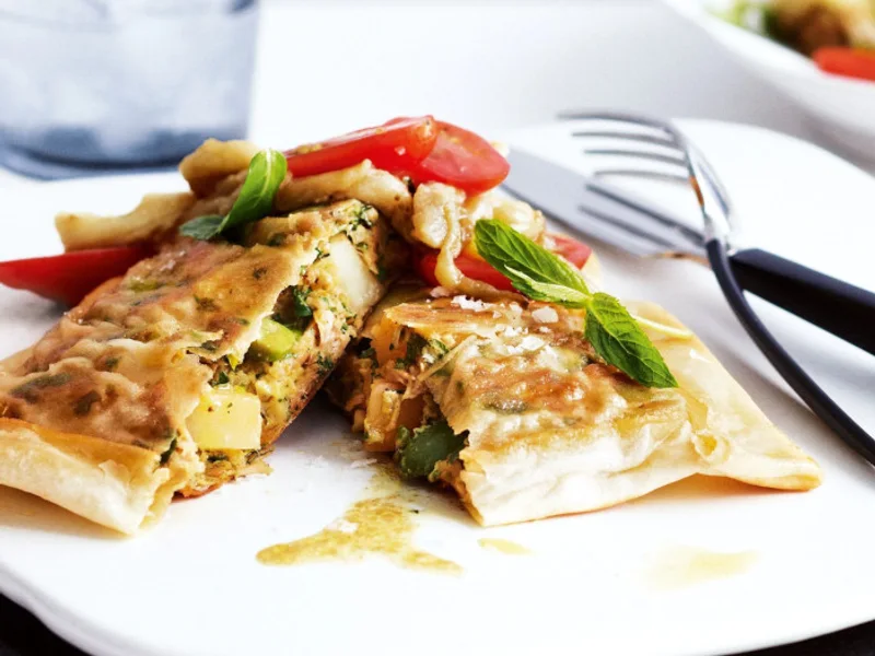 Massa finíssima e dourada recheada com atum e ovo, em inspiração mediterrânea.